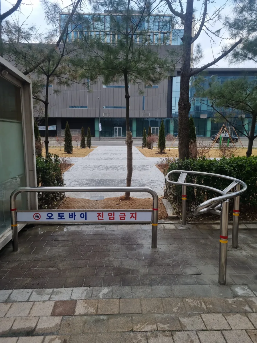 차선 분리용 규제봉 시공 현장