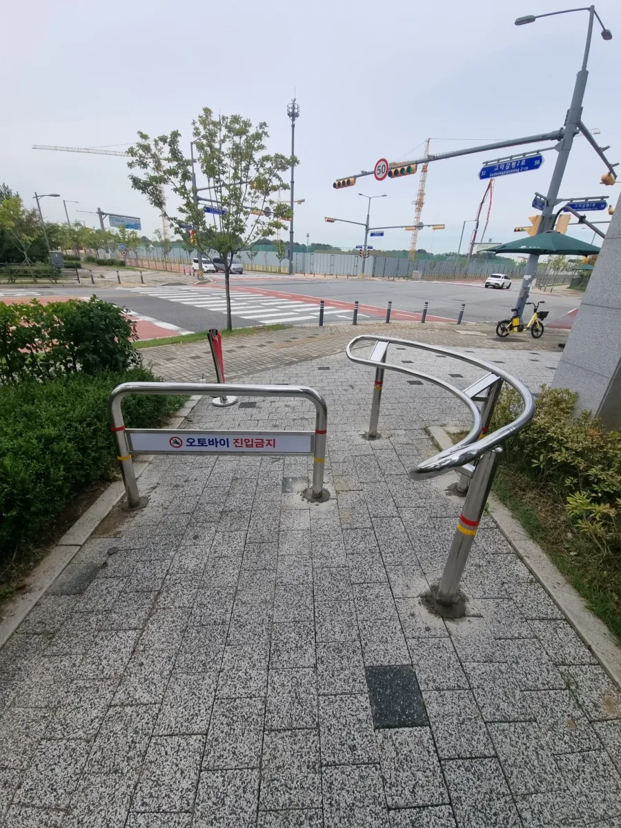 주차구역 볼라드 시공 현장