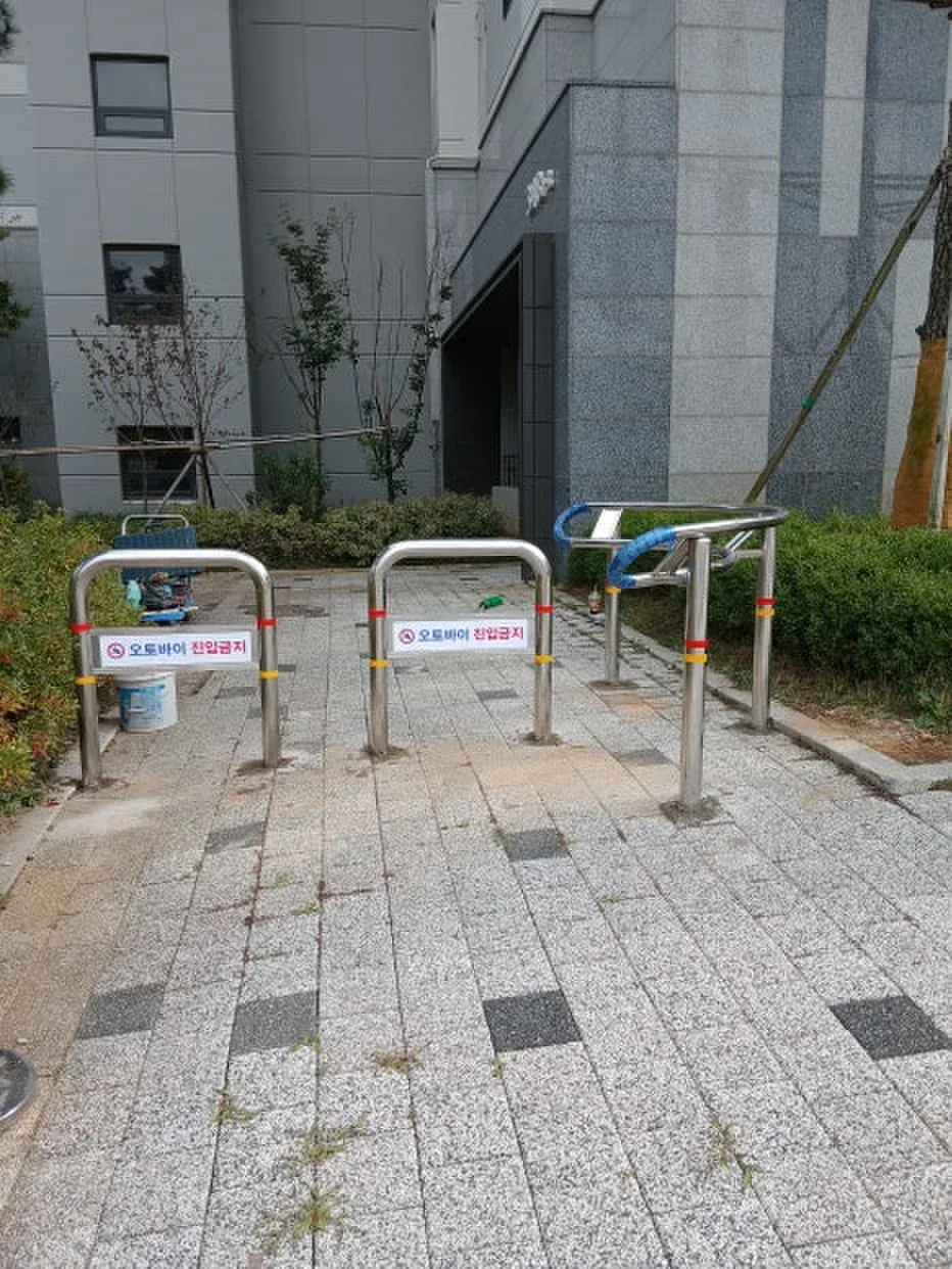 아파트 보행로에 설치된 스테인리스 볼라드