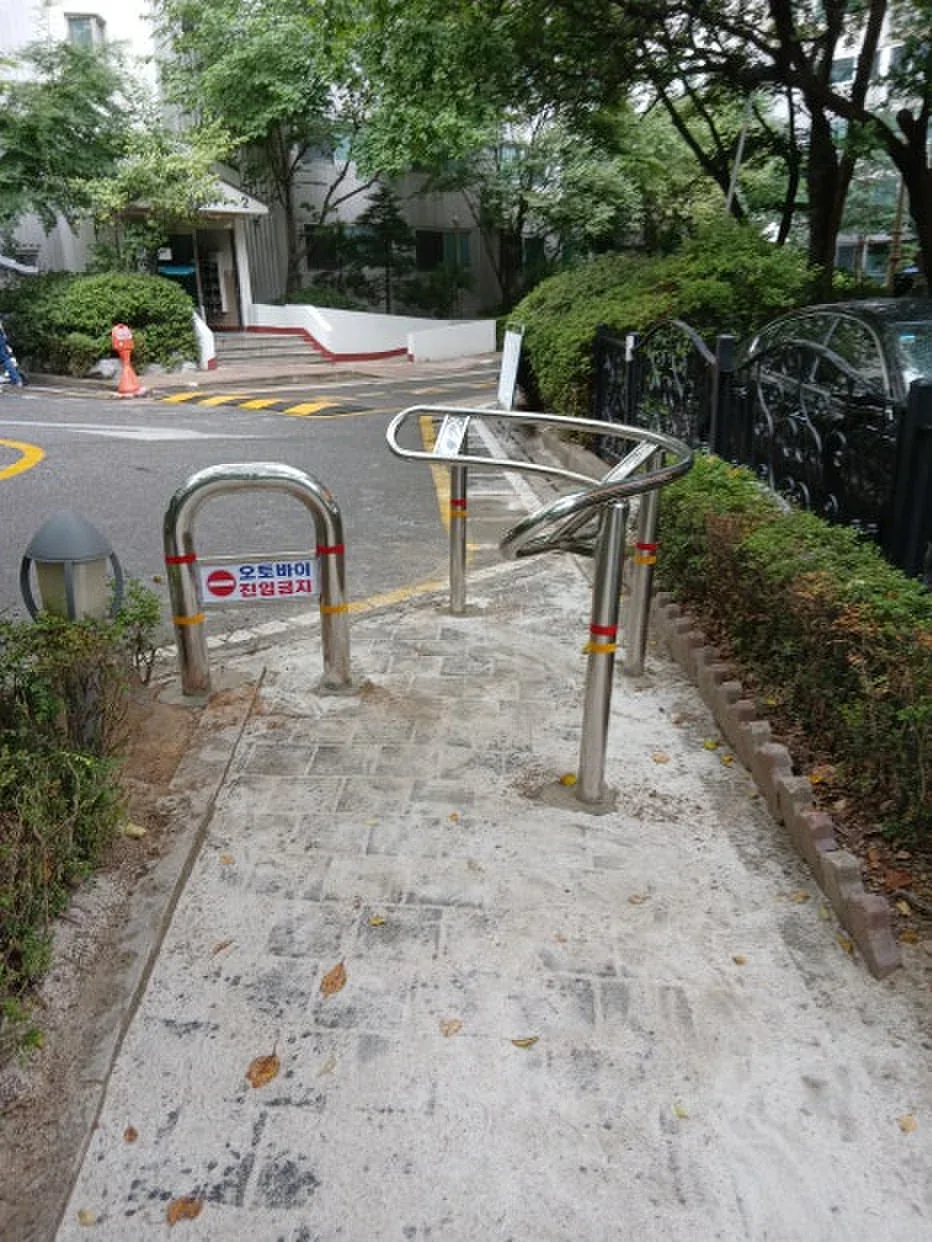 공동주택 진입로 볼라드 시공사례
